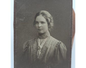 Antieke CDV-foto van een jonge vrouw in een Edwardiaanse kanten jurk, circa 1900, Victoriaans portret.