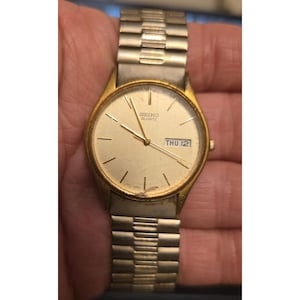 Relógio de pulso masculino Seiko Quartz Gold Tone em aço inoxidável com data e dia
