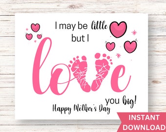 Può includere: Carta stampabile rosa e bianca con il testo "Posso essere piccolo, ma ti amo tanto! Buona Festa della Mamma" e impronte di piedi rosa che formano la parola "love".