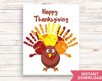 Puede incluir: Una tarjeta de Acción de Gracias imprimible con un pavo hecho con huellas de manos. El pavo tiene un cuerpo marrón, una barba roja y plumas amarillas y naranjas. El texto "Happy Thanksgiving" está impreso en la parte superior de la tarjeta.