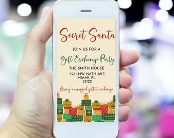 Può includere: Lo schermo di uno smartphone che mostra un invito a un Secret Santa per una festa di scambio di regali presso The Smith House, situata al 5261 NW 198th Ave, Miami, FL 33122. L'invito presenta un design festoso con un mucchio di regali avvolti.