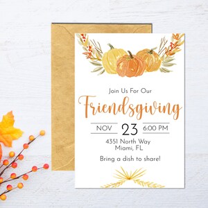 Può includere: Un invito bianco con un'illustrazione ad acquerello di zucche e foglie autunnali. Il testo recita "Join Us For Our Friendsgiving NOV 23 6:00 PM 4351 North Way Miami, FL Bring a dish to share!"