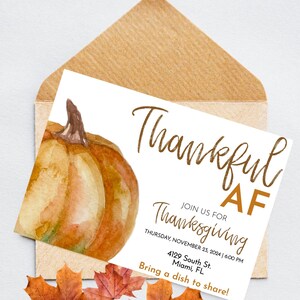 Op de afbeelding: Thanksgiving uitnodigingskaart met een aquarel pompoen illustratie. De kaart leest "Thankful AF" en nodigt gasten uit voor een Thanksgiving bijeenkomst op donderdag 23 november 2024, in Miami, FL. Inclusief de tekst "Breng een gerecht om te delen!"