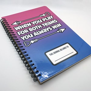 Cuando juegas para ambos equipos Bi Bi, diario con encuadernación en espiral con la bandera bisexual - Regalo de cuaderno LGBT
