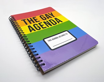 以下が含まれることがあります： レインボーカバーと「The Gay Agenda」というテキストが書かれた、スパイラルバインディングされたノートブック。カバーには、「This Journal Belongs To」というテキストとともに、名前を書くスペースもあります。