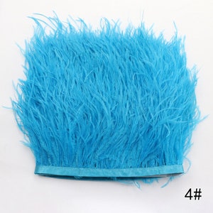 Puede incluir: Una tira de ribete de plumas de avestruz azul turquesa con respaldo de sat&eacute;n. El ribete tiene aproximadamente 2,5 cm de ancho. 4#