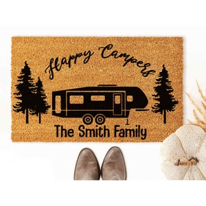 Felpudo personalizado Happy Campers, felpudo de bienvenida con apellido, regalo personalizado, monograma de boda, letrero grande de bienes raíces con apellido, felpudo para RV Camp 5084