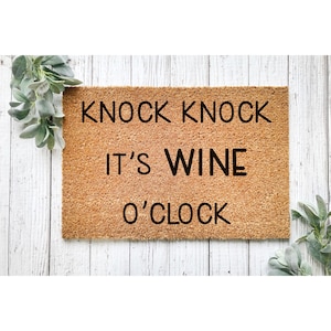 Felpudo "Toc, toc", es la hora del vino. Felpudo de bienvenida divertido. Regalo único. Regalo para la primera casa. Regalo único. Regalo divertido. Felpudo divertido. 5335**