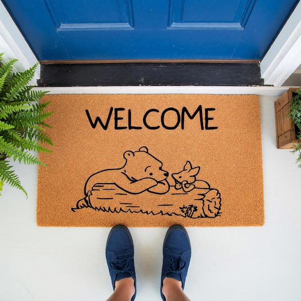 Felpudo de bienvenida clásico con oso y su amigo: una encantadora decoración de entrada inspirada en un cuento de hadas.