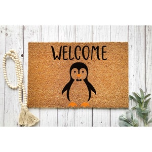 Felpudo de bienvenida con diseño de pingüino, divertido felpudo de exterior de estilo rústico, regalo de mudanza, inauguración de la casa, regalo para la primera casa, divertido 5136**