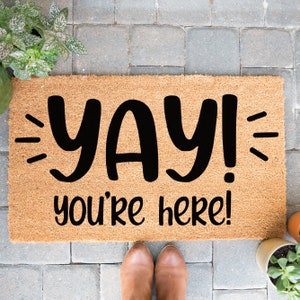 Felpudo "Yay You're Here" para exterior, regalo para su nuevo hogar, alfombra minimalista, primera casa, exterior, inauguración de la casa, decoración bohemia 5853**