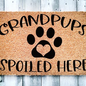 Felpudo con texto en inglés "Los abuelos mimados aquí" Felpudo bonito Felpudo para casa nueva Exterior Nuevo propietario Primer hogar Felpudo con monograma Porche delantero Regalo para perros 6056**