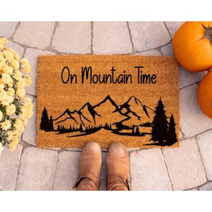 Felpudo con texto en inglés "Mountain Time Welcome Felpudo divertido para exteriores Felpudo para porche delantero Nuevo propietario Decoración del hogar Inauguración de la casa 5552**