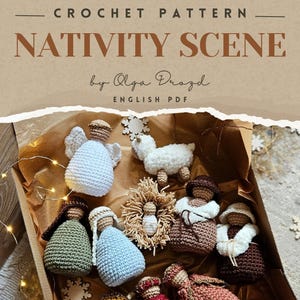 Könnte beinhalten: Ein Häkelmuster für eine Krippenszene von Olga Drozd. Das Bild zeigt eine Sammlung handgefertigter Häkelfiguren, darunter Engel, ein Lamm und Figuren in verschiedenen Farben, die in einer Box angeordnet sind. Der Text "ENGLISH PDF" ist ebenfalls sichtbar.
