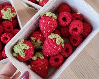 Ensemble de 5 fraises et 10 framboises au crochet pour une cuisine d'enfants, un cadeau d'anniversaire pour tout-petit, des fruits pour faire semblant, de beaux jouets faits main.