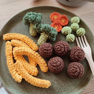 Conjunto de almôndegas de crochê com batata frita e vegetais para brincar na cozinha das crianças. Brinquedo de comida de faz de conta, acessórios de cozinha para crianças.