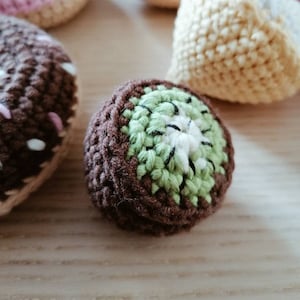 Crochet kiwi fruit for play kids kitchen, Pretend play food toys, kitchen accessories for cooking, toddler montessori toys, birthday gift