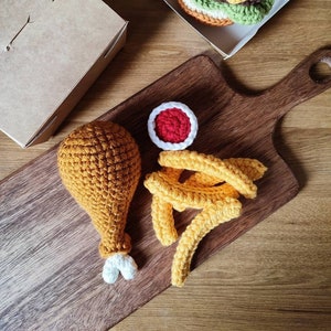 Zestaw szydełkowy pieczonej nogi kurczaka z frytkami i ketchupem. Pieczony kurczak, udawane jedzenie do zabawy. Akcesoria kuchenne dla dzieci, zestaw obiadowy.
