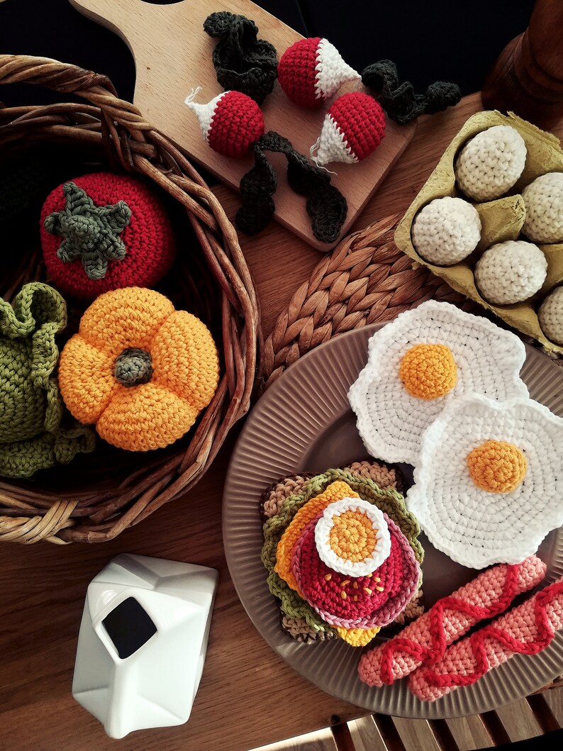 Вязаная еда крючком. Вязаная еда. Вязаные игрушки фрукты. Вязаная еда для детского сада. Какие продукты вяжут.