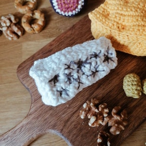 Jedzenie na szydełku - ser pleśniowy, deska serów, jedzenie do zabawy w udawanie, akcesoria kuchenne dla dzieci. Sklepik do zabawy, sklep spożywczy. Prezent urodzinowy dla malucha