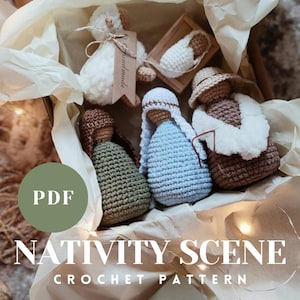 Puede incluir: Un conjunto de escena de la Natividad hecho a mano con ganchillo, que incluye figuras de la Sagrada Familia, un ángel y el niño Jesús en un pesebre. Las figuras son de varios colores, incluyendo blanco, azul, marrón y verde. El texto "Nativity Scene Crochet Pattern" es visible.
