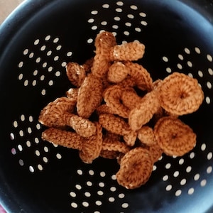 Ensemble de girolles au crochet (7 pièces) pour jouer dans la cuisine des enfants. Accessoires de nourriture pour jeu d'imitation, épicerie de rangement, cadeau d'anniversaire pour enfants.