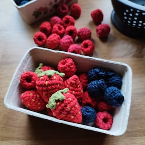Zestaw owoców do robienia na szydełku 5 truskawek, 10 malin i 5 jagód. Zestaw do zabawy w jedzenie do kuchni dla dzieci. Udawaj kuchnię do zabawy. Prezent urodzinowy dla dzieci