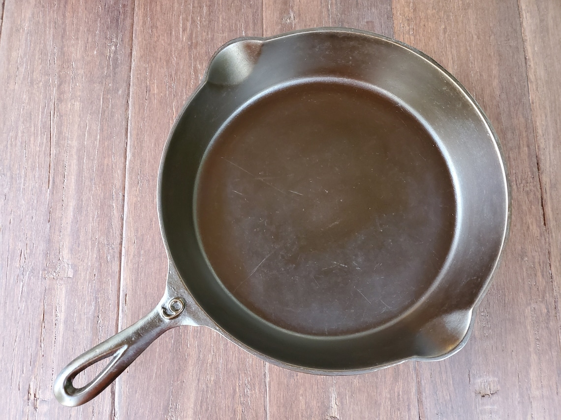 Antique Lodge 9 Cast Iron Skillet With Raised 9 And Solid Heat Etsy