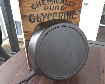 Restaurerad vintage Lodge gjutjärnsgrillstekpanna