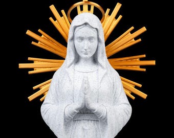Standbeeld van de Maagd Maria – marmeren afwerking, gouden halo-sculptuur – katholiek woondecoratie