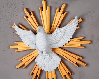 Wandsculptuur Heilige Geestduif – marmeren afwerking, christelijk decor gouden stralen