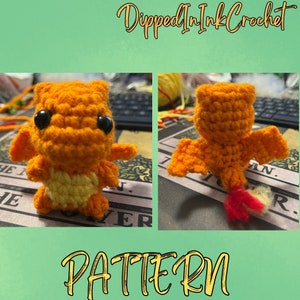 Könnte beinhalten: Häkelmuster für eine kleine orange und gelbe Figur mit einem roten Schwanz. Das Muster heißt "Dipped In Ink Crochet".