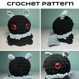 Może przedstawiać: Czarna pluszowa zabawka amigurumi wykonana na szydełku z jasnoniebieskim szalikiem i czerwonymi oczami. Zabawka ma kształt małego stworzenia z dużymi uszami i okrągłym ciałem.