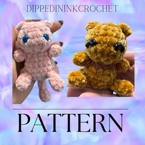 Könnte beinhalten: Zwei gehäkelte Plüschtiere, eine rosa Katze und ein brauner Bär, mit schwarzen Augen. Das Bild ist mit "Dipped In Ink Crochet Pattern" betitelt.