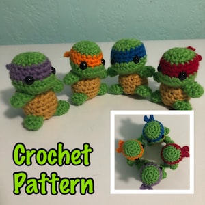 Puede incluir: Cuatro Tortugas Ninja Adolescentes de crochet, cada una con una máscara de color diferente. Las tortugas son verdes con caparazones amarillos y ojos negros. Las máscaras son moradas, naranjas, azules y rojas. El texto "Crochet Pattern" está escrito debajo de las tortugas.