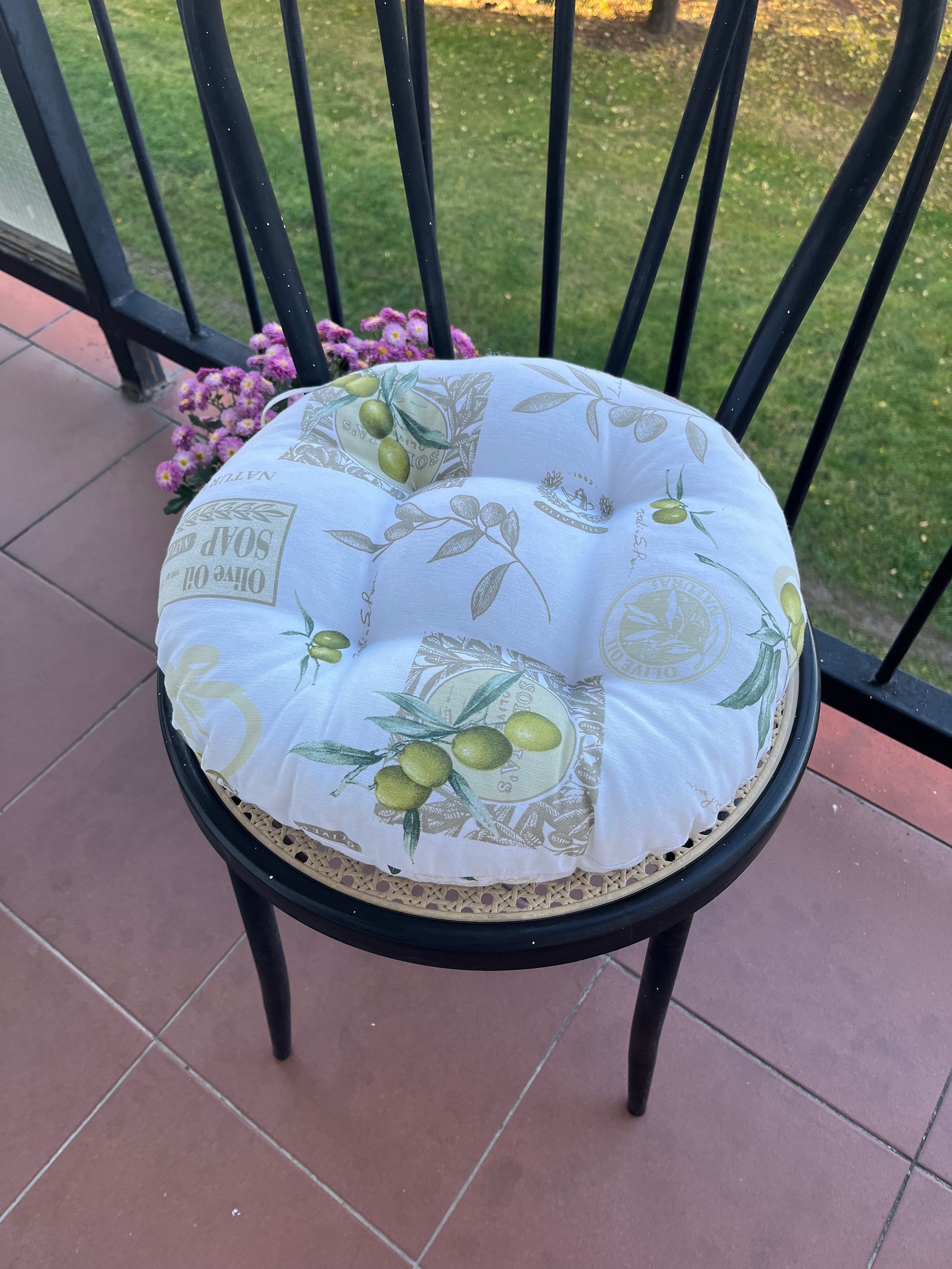 Metal bistro 2025 chair cushions