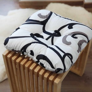 Stuhlauflage mit Krawatten, Spitze, Stuhlkissen, Sitzauflage, Sitzauflage, Quadratkissen, Kissen im Wohnzimmer, handgemachtes Stuhlkissen, Innen