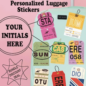 Könnte beinhalten: Eine Sammlung personalisierter Gepäckaufkleber in verschiedenen Farben. Die Aufkleber zeigen Reise-Designs mit Texten wie "STA", "SUN" und "CAS". Das Bild enthält auch den Text "YOUR INITIALS HERE" und "BUNDLE DISCOUNT DEAL".