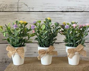 Frühlingshaft gestaffeltes Tablett mini florale Arrangements, 3er Set, Frühlingsdekoration, MiniVasen, Frühlingsblumen, Frühlings-Gestuftes Tablett-Dekor, Tablett grün
