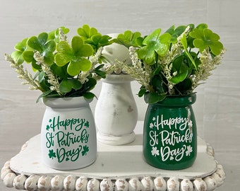 St. Patricks Tiered Tray Mini Blumengesteck, St. Patricks Tiered Tray Dekor, Kleeblatt Dekor, Mini Vasen für St. Patricks Day, Kleeblatt