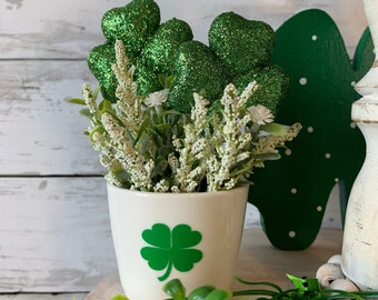 St. Patricks abgestuftes Tablett Mini Blumengesteck, St. Patricks abgestuftes Tablett Dekor, Shamrock Dekor, Mini Vasen für St Patricks Day, Shamrock