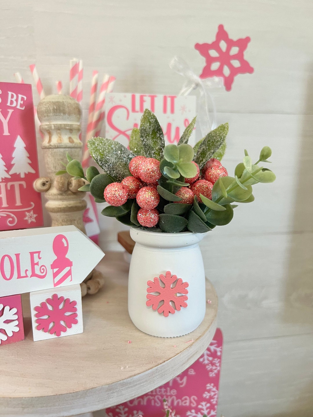 Set Decorativo Natalizio Rosa A Più Livelli Con Gnomo E Cartelli In Legno, 8 Pezzi Per Interni - 3