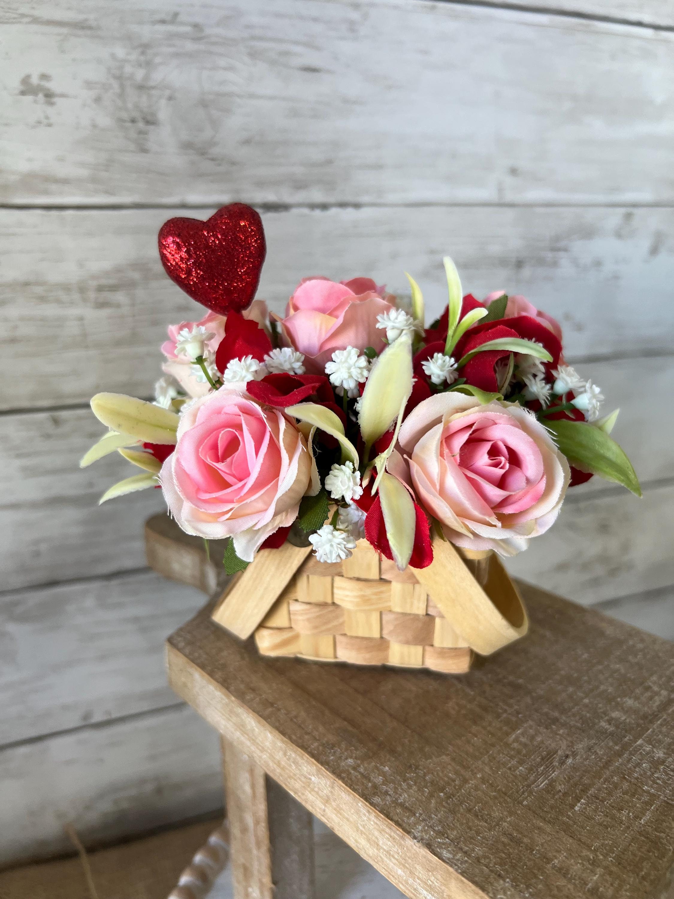 KORMMCO Mini cassa di San Valentino per vassoio a più livelli, centrotavola da tavolo di San Valentino con cuscini in tessuto a forma di cuore, kit di