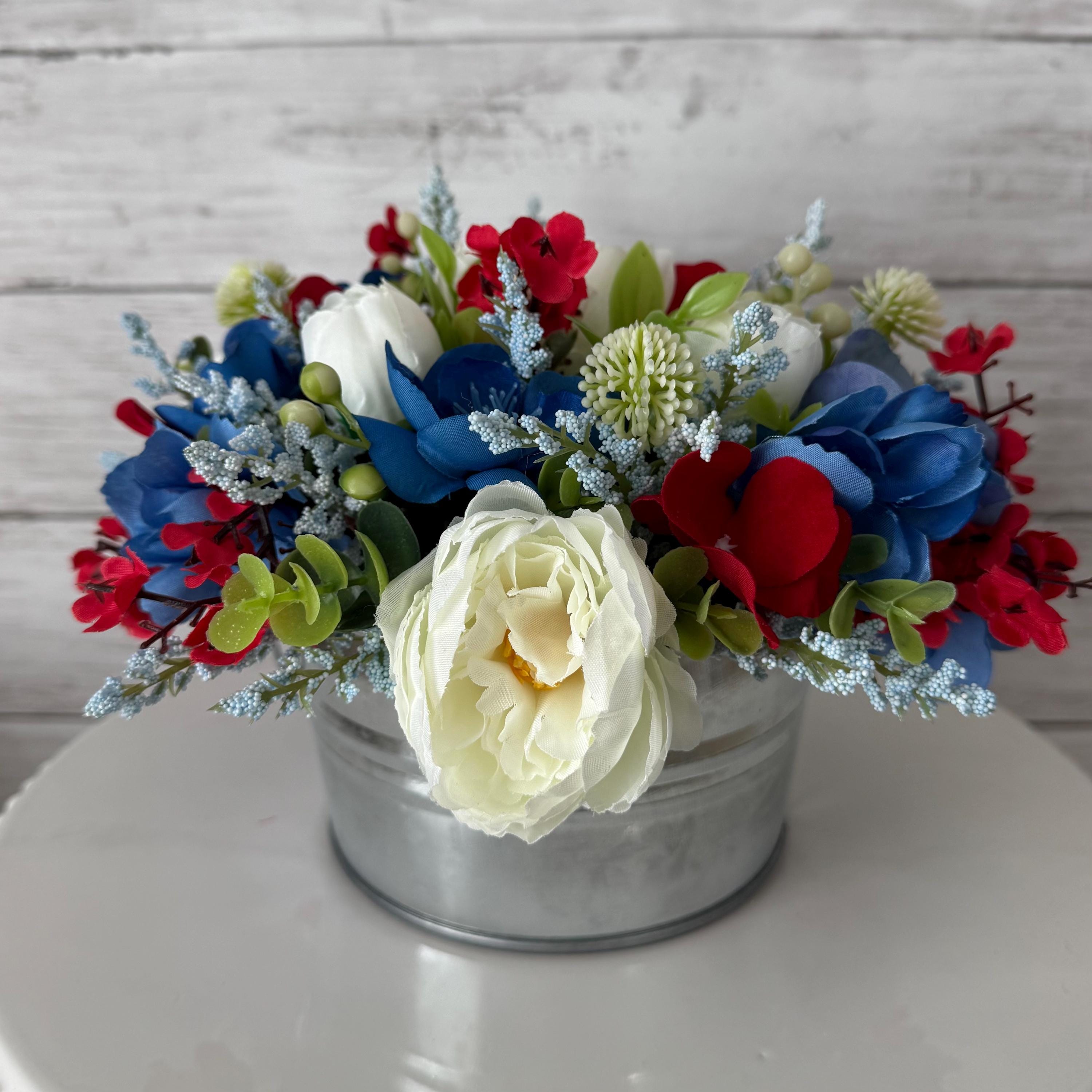 Patriotic floral arrangement