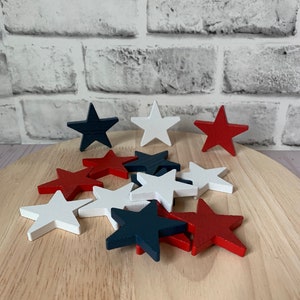 Miniaturas de estrelas de madeira pintadas de 5 cm, para decoração de vasos patrióticos, bandejas de vários andares com decoração patriótica, decoração americana, mini estrelas vermelhas, brancas e azuis, bandeja de vários andares