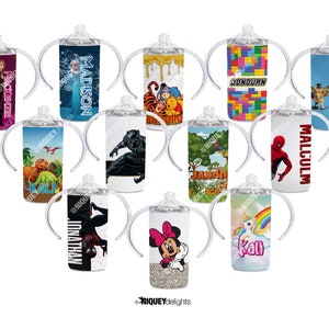 K&ouml;nnte beinhalten: Eine Sammlung von Baby-Trinkbechern mit verschiedenen Designs. Die Becher zeigen Bilder von Zeichentrickfiguren, Superhelden und personalisierten Namen. Jeder Becher hat transparente Griffe und einen wei&szlig;en K&ouml;rper mit einem farbenfrohen Rundum-Design.