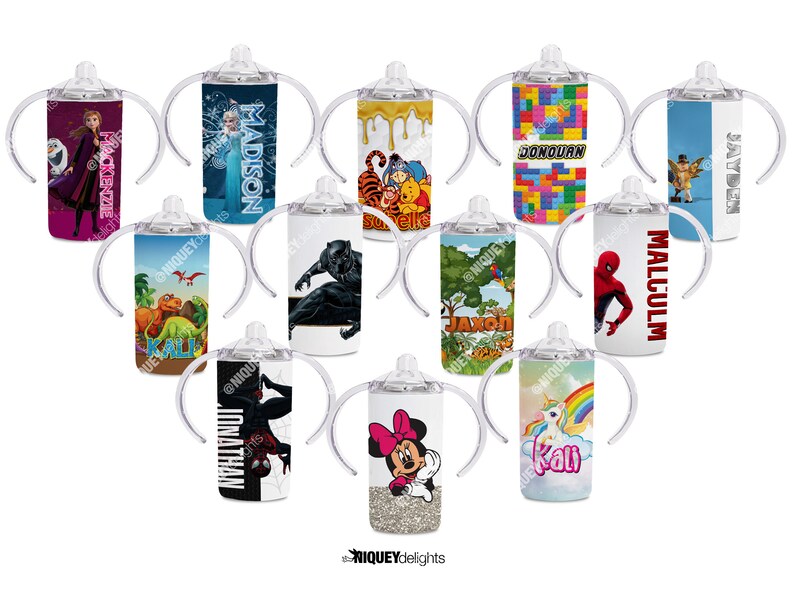 K&ouml;nnte beinhalten: Eine Sammlung von Baby-Trinkbechern mit verschiedenen Designs. Die Becher zeigen Bilder von Zeichentrickfiguren, Superhelden und personalisierten Namen. Jeder Becher hat transparente Griffe und einen wei&szlig;en K&ouml;rper mit einem farbenfrohen Rundum-Design.