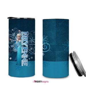 K&ouml;nnte beinhalten: Blauer Becher mit einem Cartoon-Prinzessinnen-Design und dem Namen "BRYENNE". Der Becher hat einen dunkelblauen Hintergrund mit Schneeflocken und einen hellblauen Sockel. Der Deckel ist silberfarben.