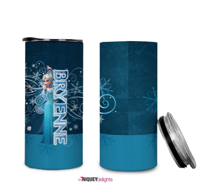 K&ouml;nnte beinhalten: Blauer Becher mit einem Cartoon-Prinzessinnen-Design und dem Namen "BRYENNE". Der Becher hat einen dunkelblauen Hintergrund mit Schneeflocken und einen hellblauen Sockel. Der Deckel ist silberfarben.