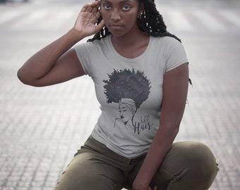 Peut inclure: Un t-shirt gris avec une illustration en noir et blanc d'une femme avec une coiffure afro. Le texte "I am my hair" est imprimé sur le t-shirt.